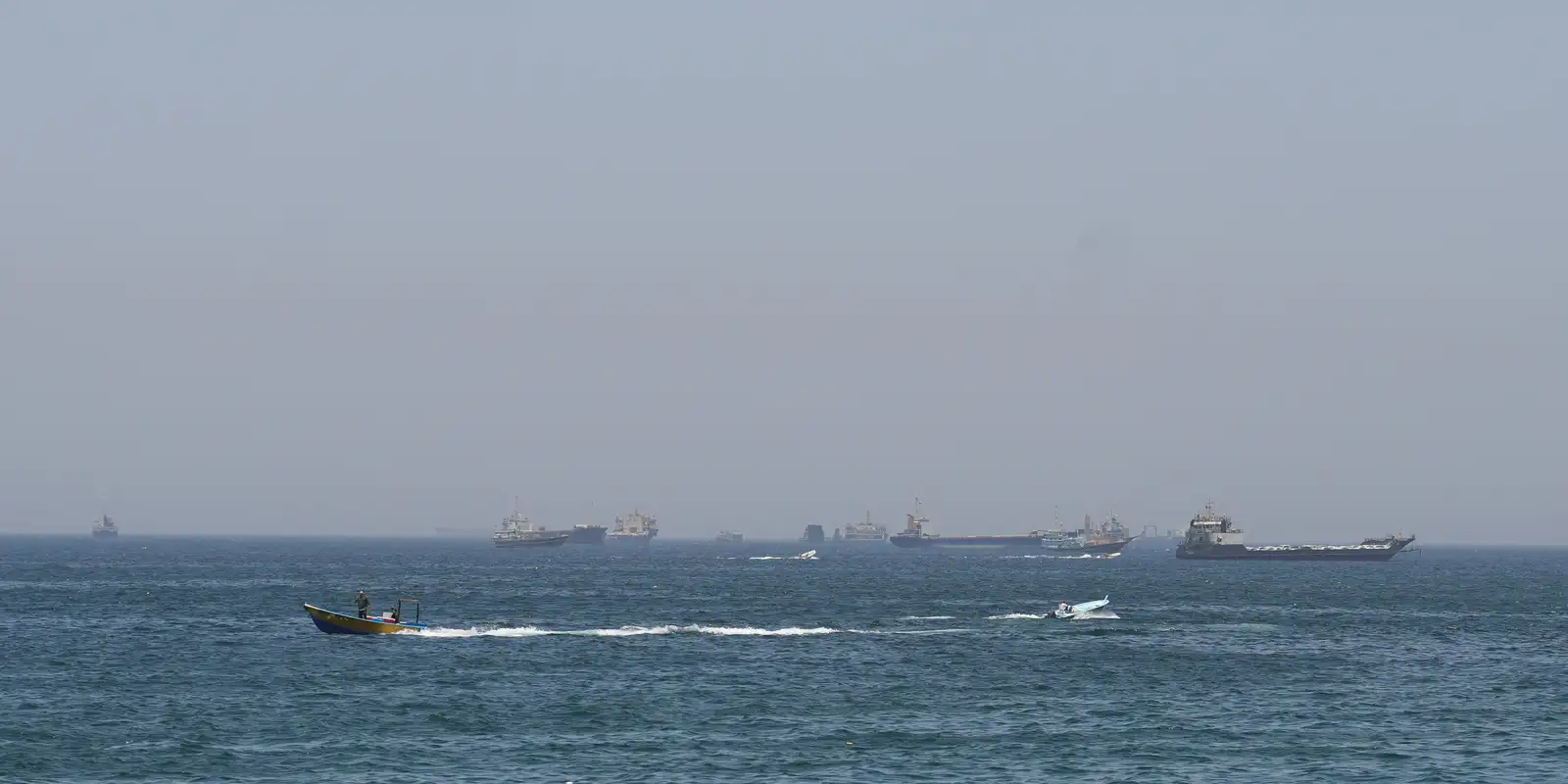EUA lançam novos ataques contra Irã; forças iranianas fecham Ormuz